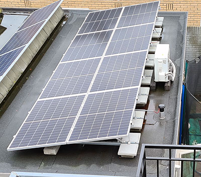 Zonnepanelen geplaatst op een plat dak